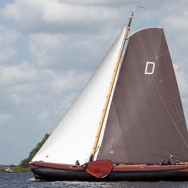 It Skûtsje fan Drachten rode lantaarndrager bij Langwar | It Skûtsje fan Drachten
