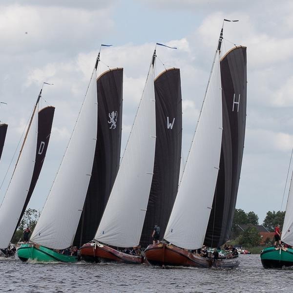 It Skûtsje fan Drachten rode lantaarndrager bij Langwar | It Skûtsje fan Drachten