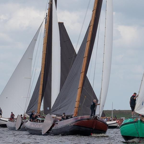 It Skûtsje fan Drachten rode lantaarndrager bij Langwar | It Skûtsje fan Drachten