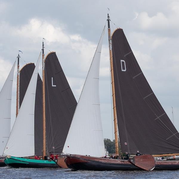 It Skûtsje fan Drachten rode lantaarndrager bij Langwar | It Skûtsje fan Drachten