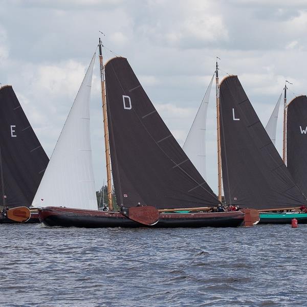 It Skûtsje fan Drachten rode lantaarndrager bij Langwar | It Skûtsje fan Drachten