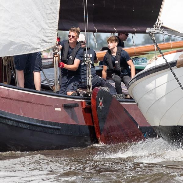 It Skûtsje fan Drachten rode lantaarndrager bij Langwar | It Skûtsje fan Drachten