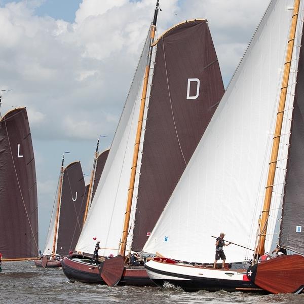 It Skûtsje fan Drachten rode lantaarndrager bij Langwar | It Skûtsje fan Drachten