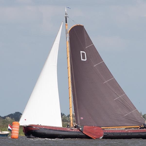 It Skûtsje fan Drachten rode lantaarndrager bij Langwar | It Skûtsje fan Drachten