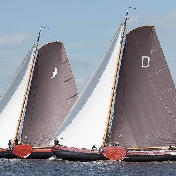 It Skûtsje fan Drachten rode lantaarndrager bij Langwar | It Skûtsje fan Drachten