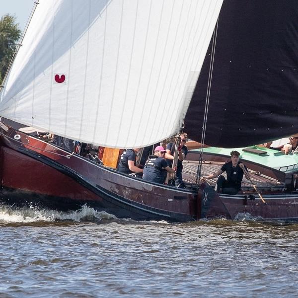 It Skûtsje fan Drachten rode lantaarndrager bij Langwar | It Skûtsje fan Drachten