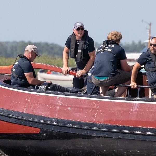 It Skûtsje fan Drachten rode lantaarndrager bij Langwar | It Skûtsje fan Drachten