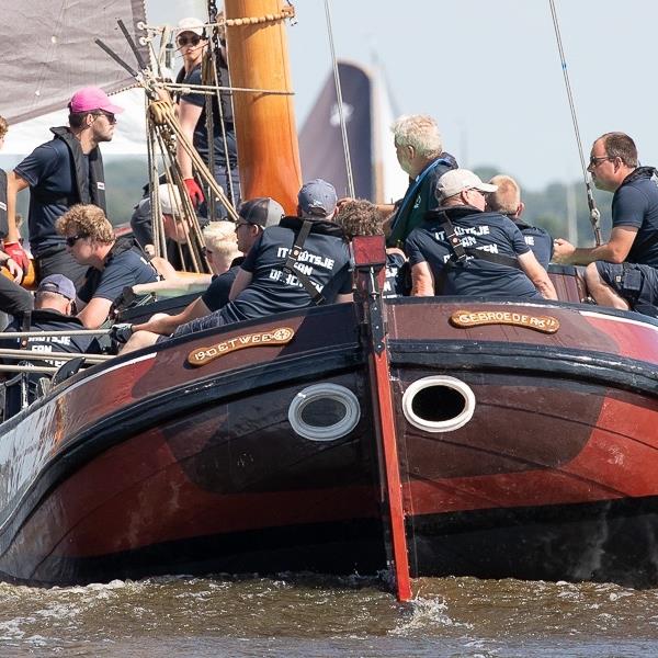 It Skûtsje fan Drachten rode lantaarndrager bij Langwar | It Skûtsje fan Drachten