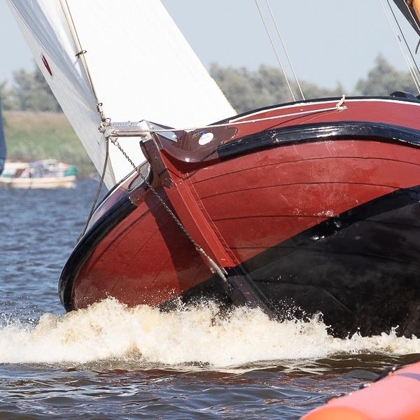 It Skûtsje fan Drachten rode lantaarndrager bij Langwar | It Skûtsje fan Drachten