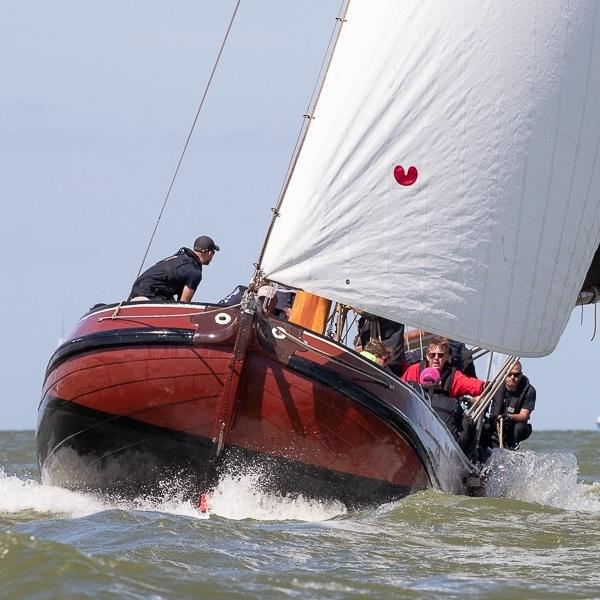 Strijdbare Jeroen Pietersma bereikt knappe 7e plaats op stormachtig IJsselmeer | It Skûtsje fan Drachten