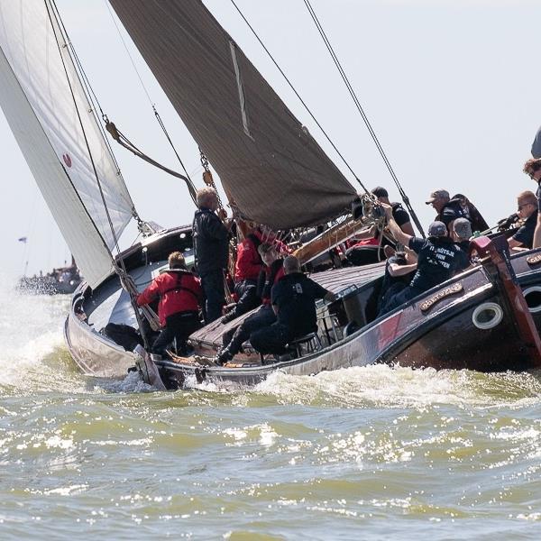 Strijdbare Jeroen Pietersma bereikt knappe 7e plaats op stormachtig IJsselmeer | It Skûtsje fan Drachten