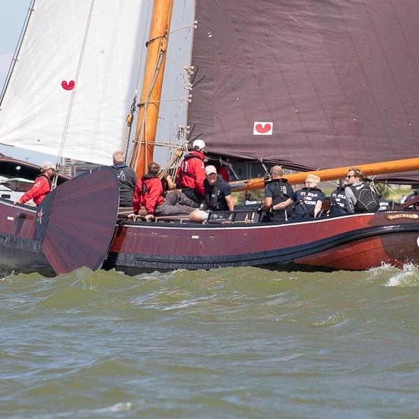 Strijdbare Jeroen Pietersma bereikt knappe 7e plaats op stormachtig IJsselmeer | It Skûtsje fan Drachten