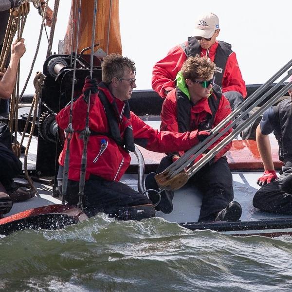 Strijdbare Jeroen Pietersma bereikt knappe 7e plaats op stormachtig IJsselmeer | It Skûtsje fan Drachten