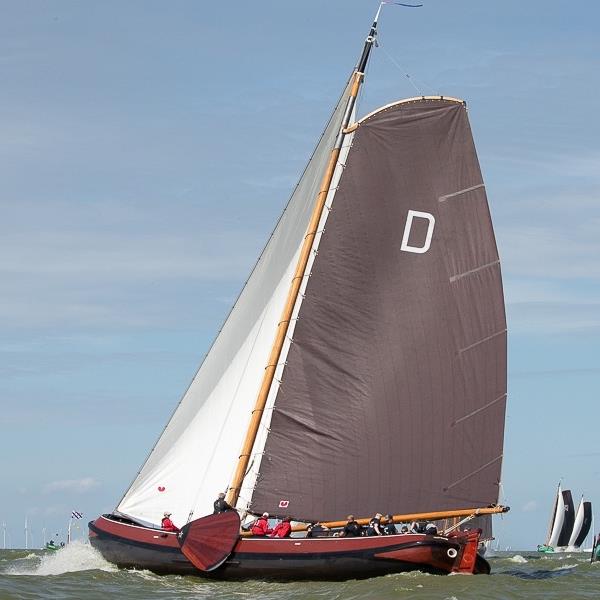Strijdbare Jeroen Pietersma bereikt knappe 7e plaats op stormachtig IJsselmeer | It Skûtsje fan Drachten