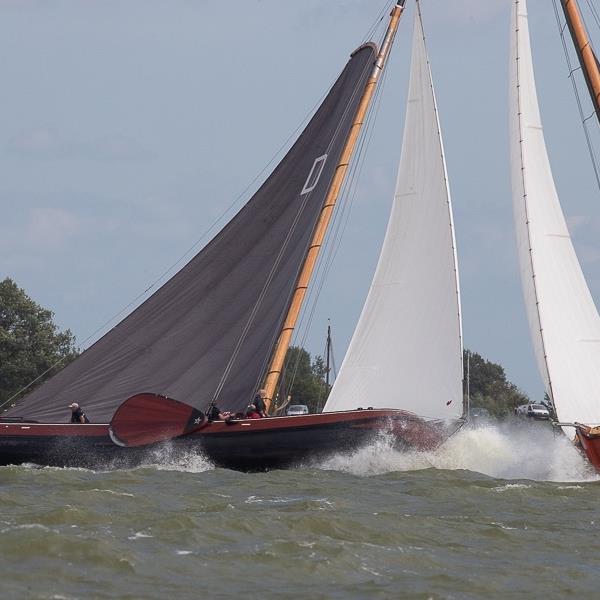 Strijdbare Jeroen Pietersma bereikt knappe 7e plaats op stormachtig IJsselmeer | It Skûtsje fan Drachten
