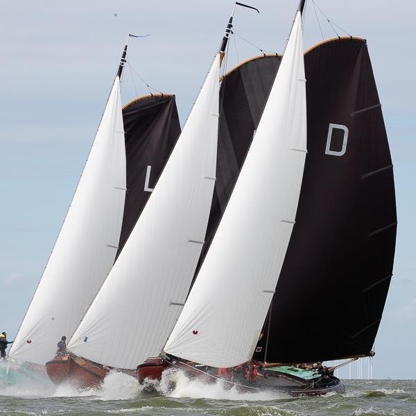 Strijdbare Jeroen Pietersma bereikt knappe 7e plaats op stormachtig IJsselmeer | It Skûtsje fan Drachten