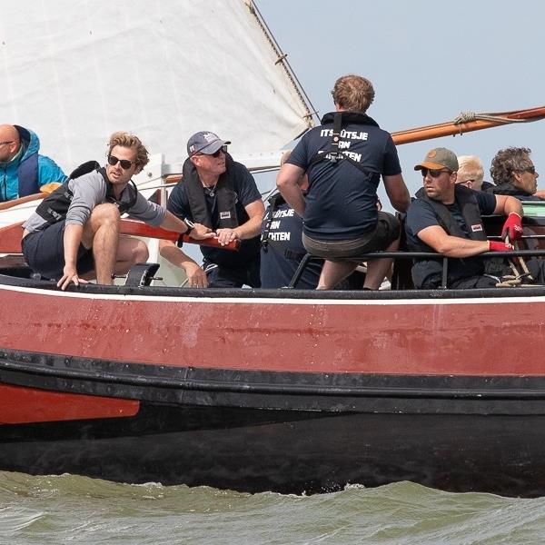 Strijdbare Jeroen Pietersma bereikt knappe 7e plaats op stormachtig IJsselmeer | It Skûtsje fan Drachten