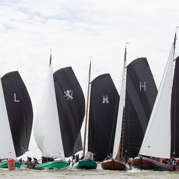 Strijdbare Jeroen Pietersma bereikt knappe 7e plaats op stormachtig IJsselmeer | It Skûtsje fan Drachten