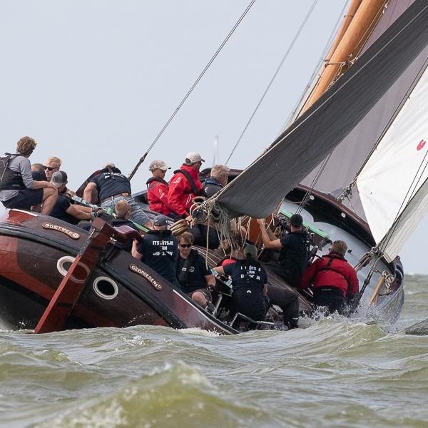 Strijdbare Jeroen Pietersma bereikt knappe 7e plaats op stormachtig IJsselmeer | It Skûtsje fan Drachten