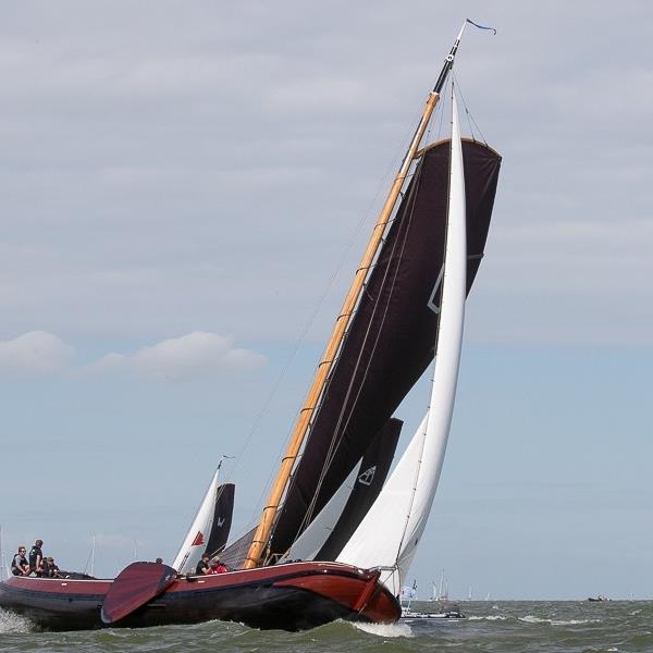Strijdbare Jeroen Pietersma bereikt knappe 7e plaats op stormachtig IJsselmeer | It Skûtsje fan Drachten