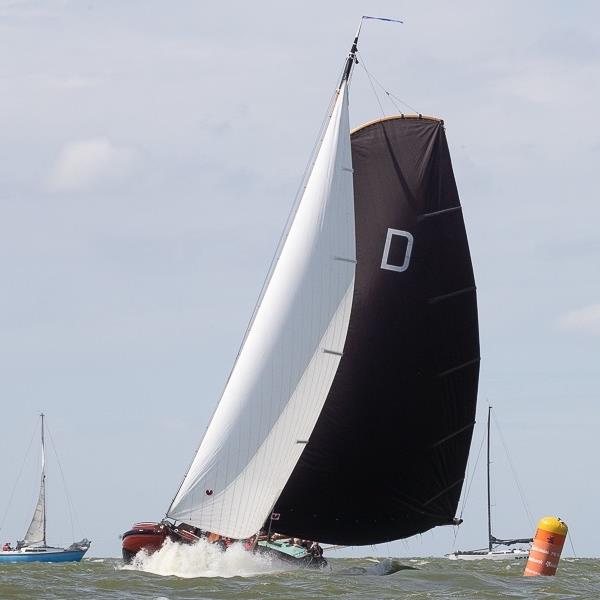 Strijdbare Jeroen Pietersma bereikt knappe 7e plaats op stormachtig IJsselmeer | It Skûtsje fan Drachten