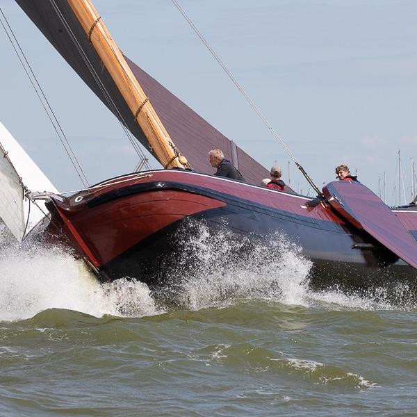 Strijdbare Jeroen Pietersma bereikt knappe 7e plaats op stormachtig IJsselmeer | It Skûtsje fan Drachten