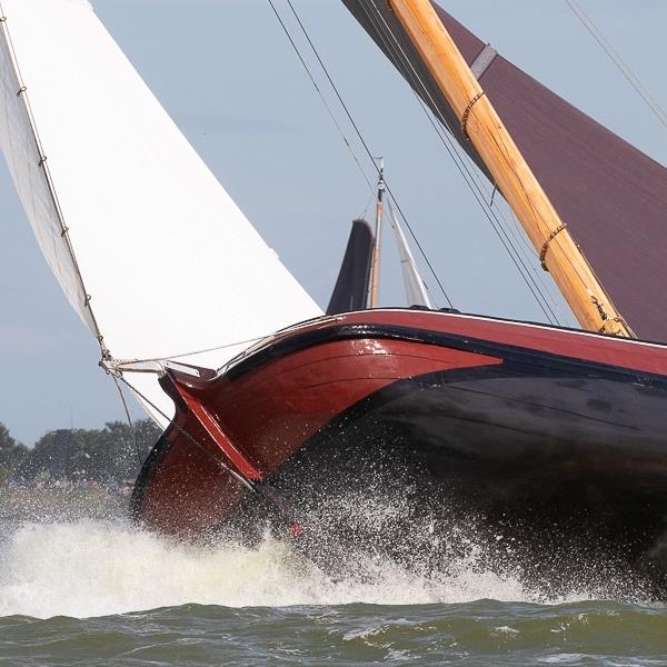 Strijdbare Jeroen Pietersma bereikt knappe 7e plaats op stormachtig IJsselmeer | It Skûtsje fan Drachten