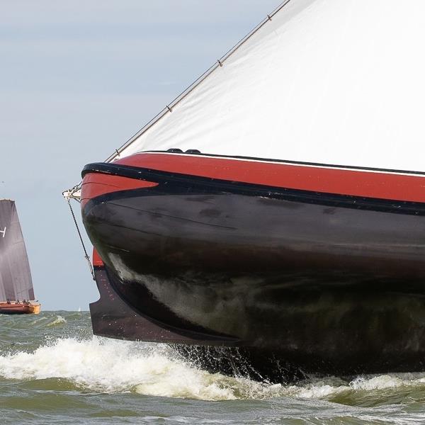 Strijdbare Jeroen Pietersma bereikt knappe 7e plaats op stormachtig IJsselmeer | It Skûtsje fan Drachten