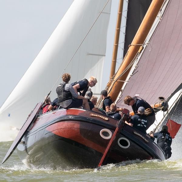 Strijdbare Jeroen Pietersma bereikt knappe 7e plaats op stormachtig IJsselmeer | It Skûtsje fan Drachten