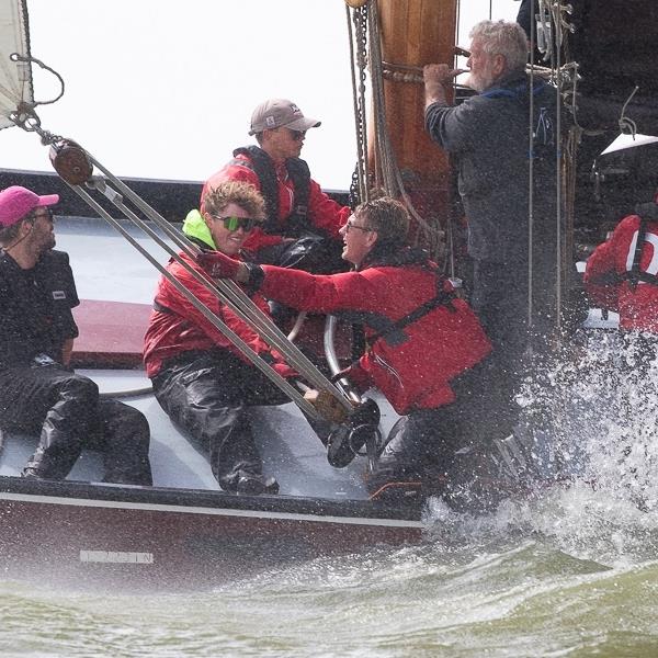 Strijdbare Jeroen Pietersma bereikt knappe 7e plaats op stormachtig IJsselmeer | It Skûtsje fan Drachten