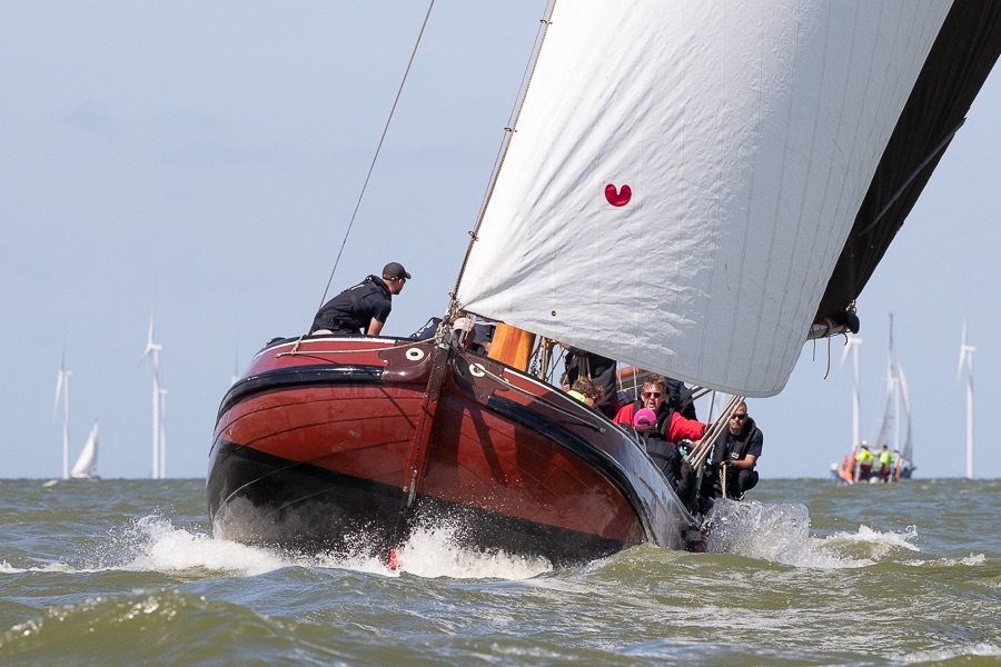 Strijdbare Jeroen Pietersma bereikt knappe 7e plaats op stormachtig IJsselmeer