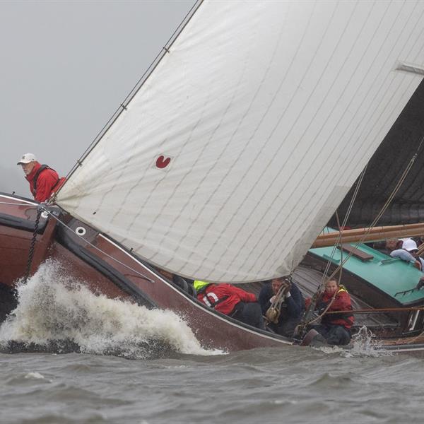 Sterke opmars, lastig slot op de Snitser Mar | It Skûtsje fan Drachten