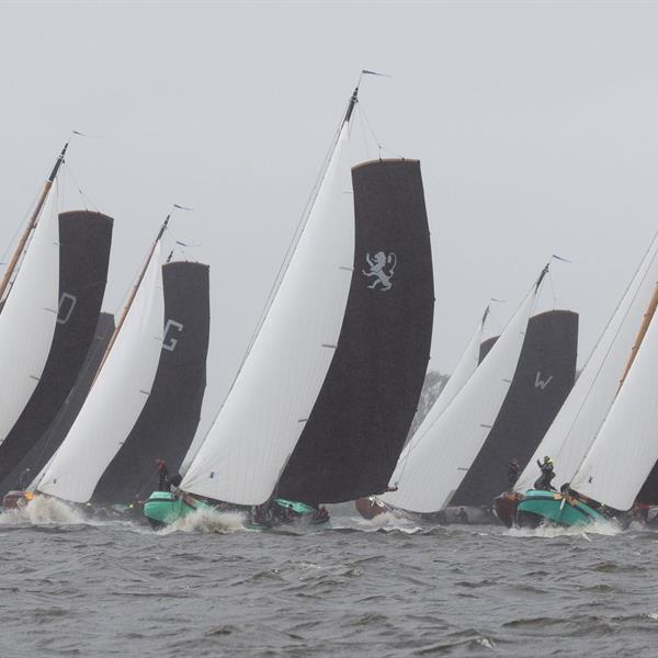 Sterke opmars, lastig slot op de Snitser Mar | It Skûtsje fan Drachten