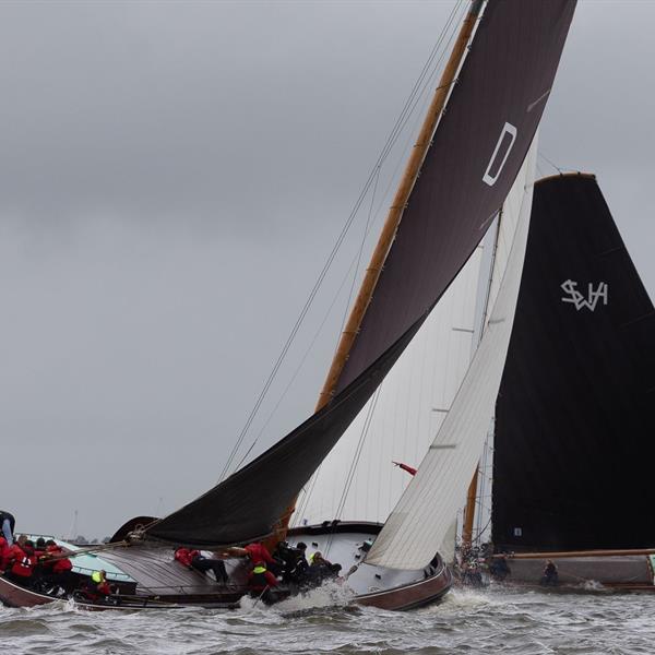 Sterke opmars, lastig slot op de Snitser Mar | It Skûtsje fan Drachten