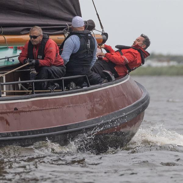 Sterke opmars, lastig slot op de Snitser Mar | It Skûtsje fan Drachten