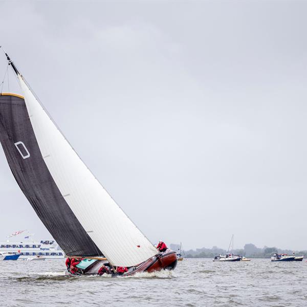 Sterke opmars, lastig slot op de Snitser Mar | It Skûtsje fan Drachten