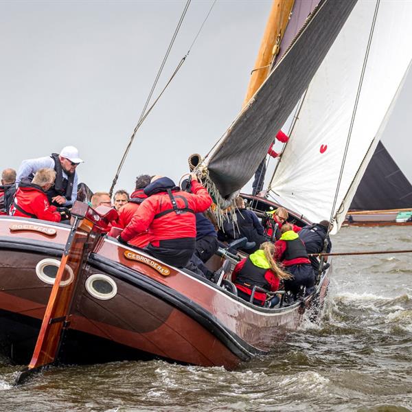 Sterke opmars, lastig slot op de Snitser Mar | It Skûtsje fan Drachten