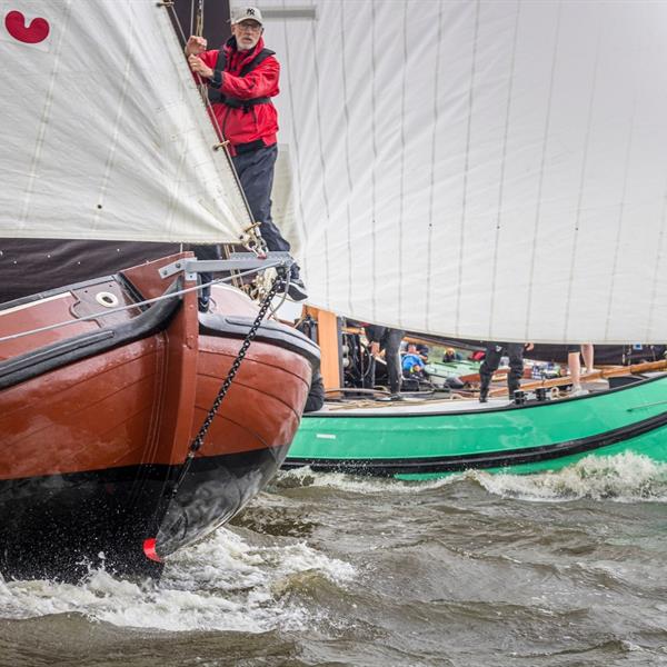 Sterke opmars, lastig slot op de Snitser Mar | It Skûtsje fan Drachten