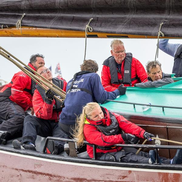 Sterke opmars, lastig slot op de Snitser Mar | It Skûtsje fan Drachten