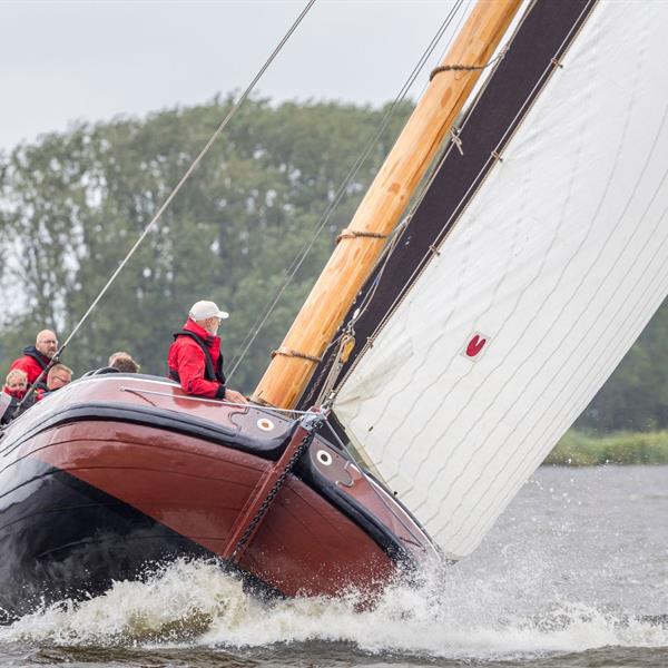 Sterke opmars, lastig slot op de Snitser Mar | It Skûtsje fan Drachten