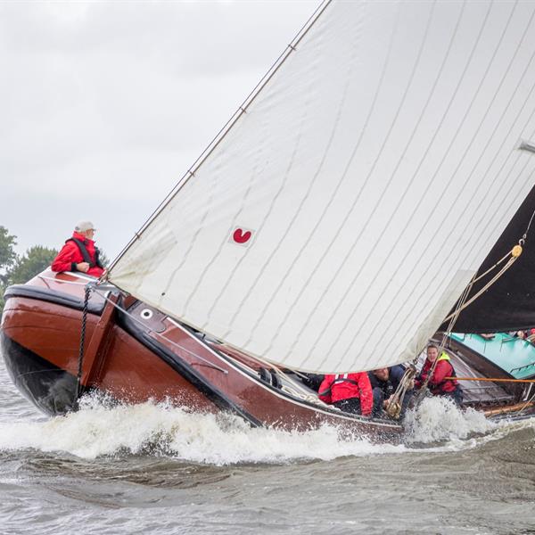 Sterke opmars, lastig slot op de Snitser Mar | It Skûtsje fan Drachten