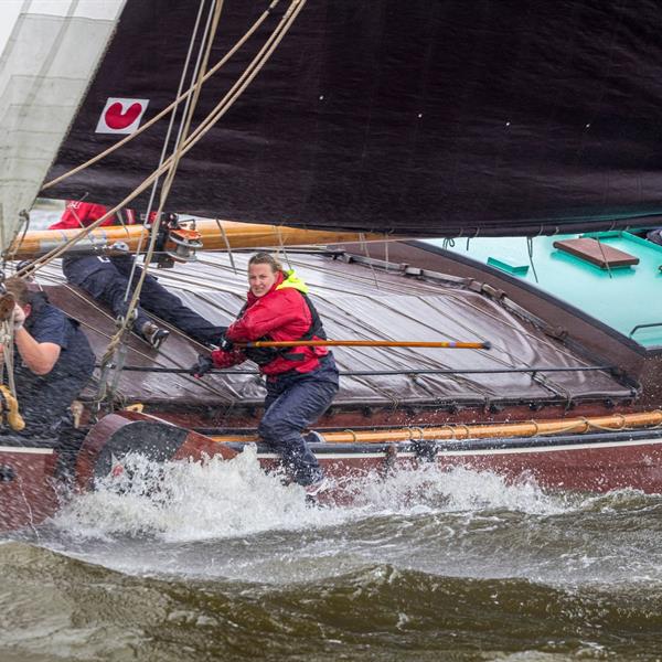 Sterke opmars, lastig slot op de Snitser Mar | It Skûtsje fan Drachten