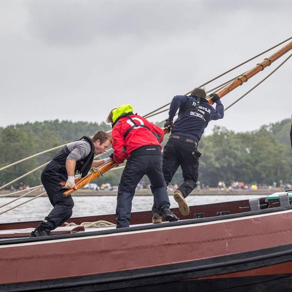 Sterke opmars, lastig slot op de Snitser Mar | It Skûtsje fan Drachten