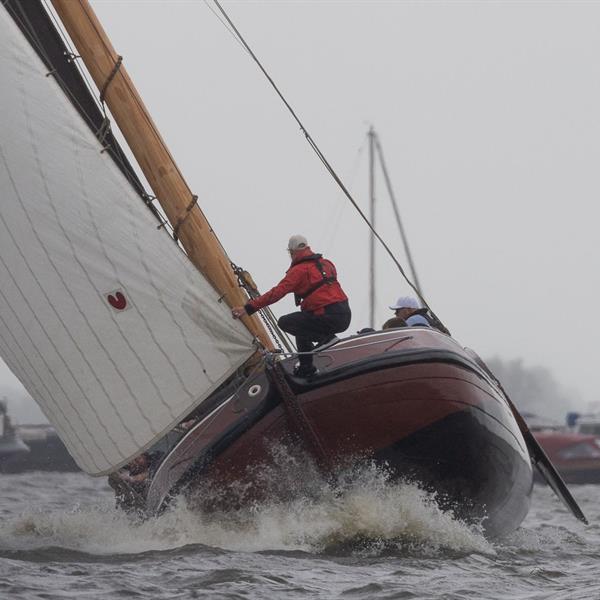 Sterke opmars, lastig slot op de Snitser Mar | It Skûtsje fan Drachten