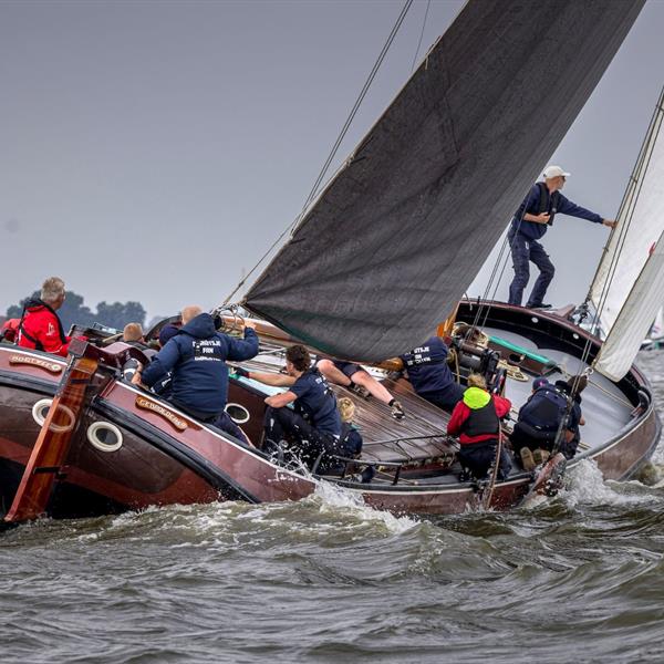 Mooie wedstrijd op de Hegemer Mar | It Skûtsje fan Drachten