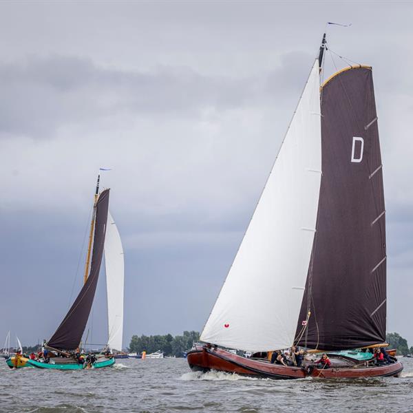 Mooie wedstrijd op de Hegemer Mar | It Skûtsje fan Drachten