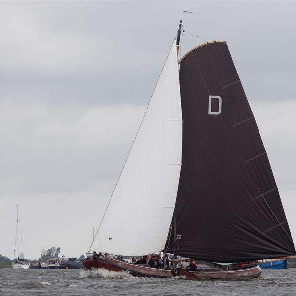 Mooie wedstrijd op de Hegemer Mar | It Skûtsje fan Drachten