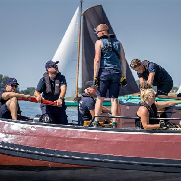 Werken in weinig wind op de Lemster baai | It Skûtsje fan Drachten