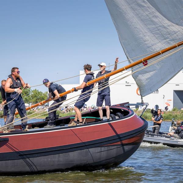 Werken in weinig wind op de Lemster baai | It Skûtsje fan Drachten