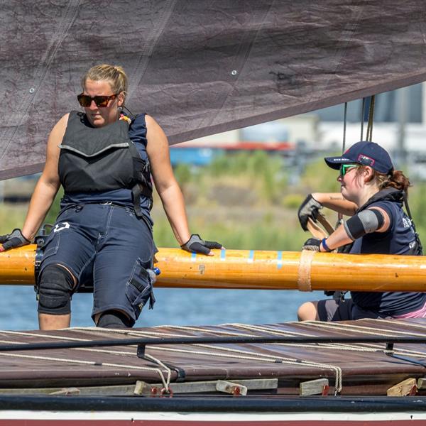 Werken in weinig wind op de Lemster baai | It Skûtsje fan Drachten